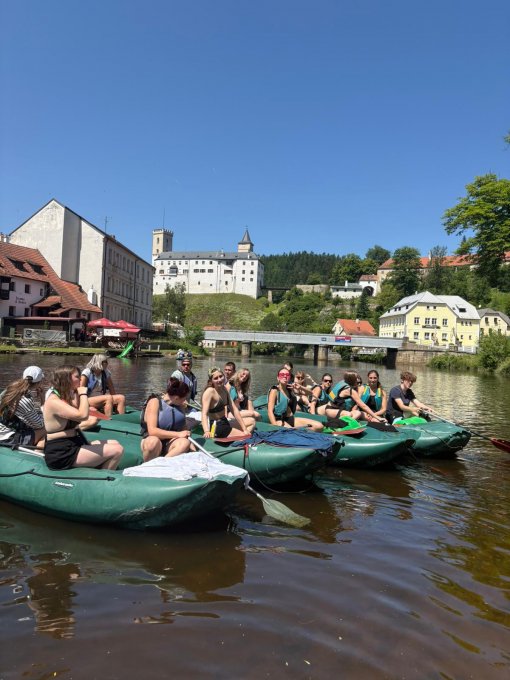 Školní výlet na raftech – deváťáci na Vltavě