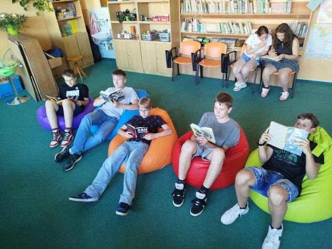 Literární večer spojený se spaním ve škole.