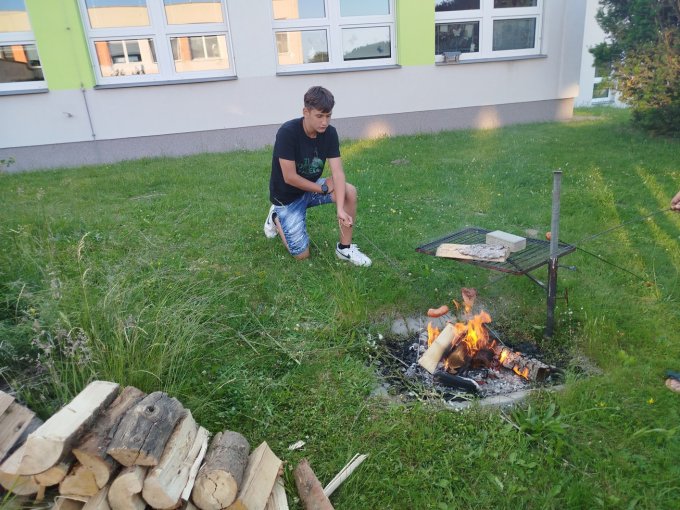 Literární večer spojený se spaním ve škole.