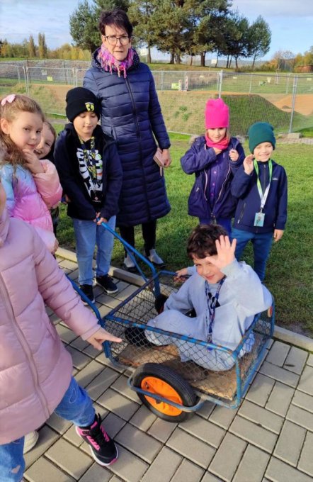 Druháci chystali svátek strašidel a procvičili si druhy vět