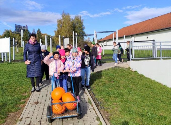 Druháci chystali svátek strašidel a procvičili si druhy vět