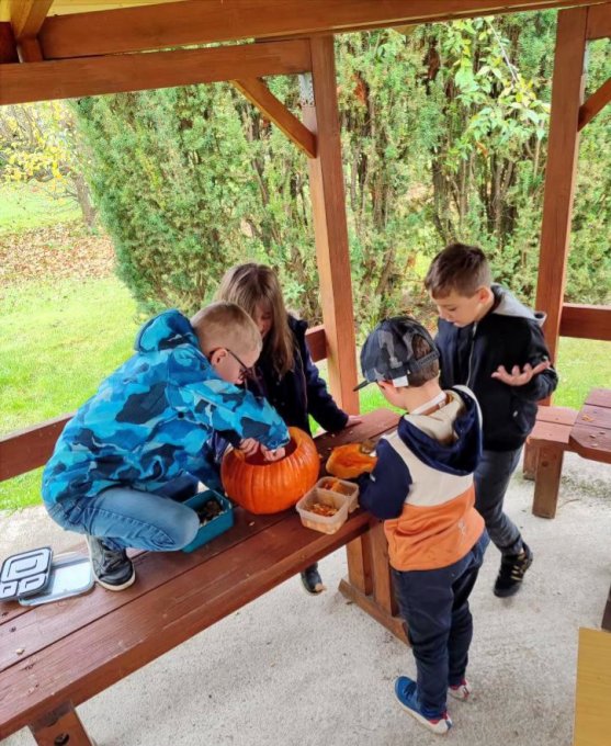 Druháci chystali svátek strašidel a procvičili si druhy vět