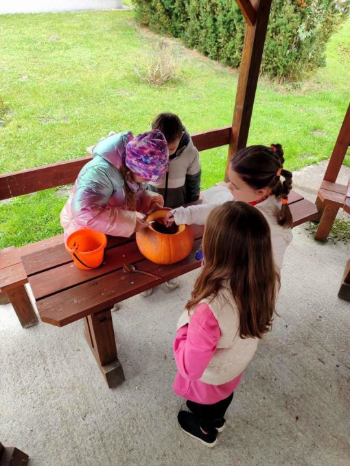 Druháci chystali svátek strašidel a procvičili si druhy vět