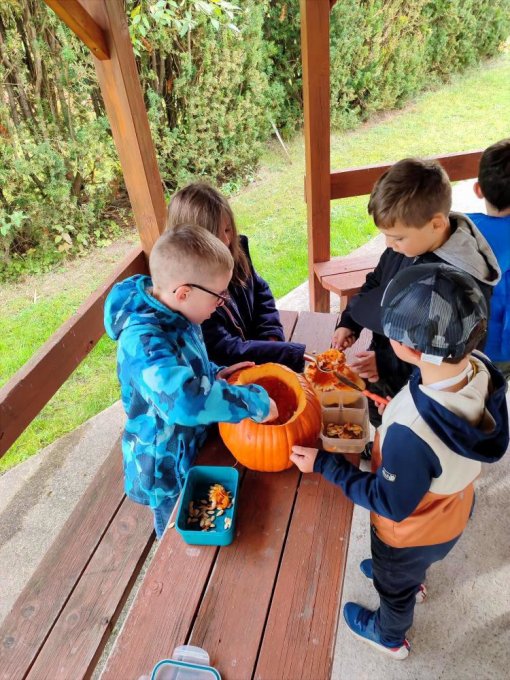 Druháci chystali svátek strašidel a procvičili si druhy vět