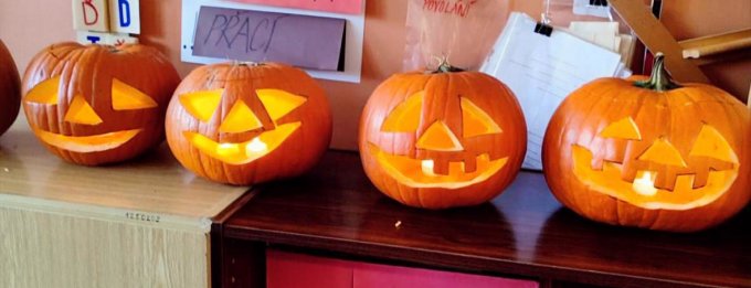 Druháci chystali svátek strašidel a procvičili si druhy vět