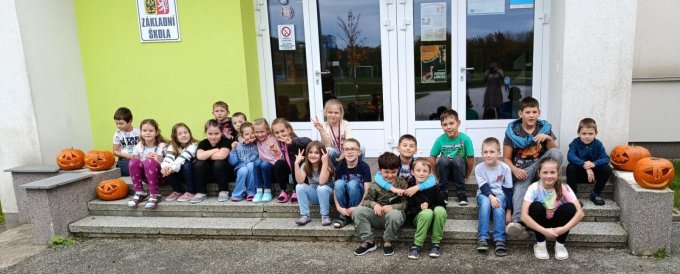 Druháci chystali svátek strašidel a procvičili si druhy vět
